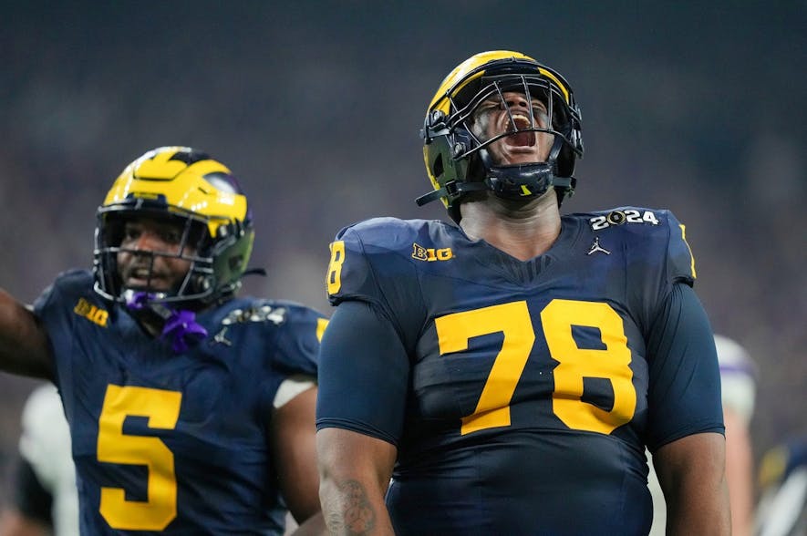 Kenneth Grant celebrates a sack