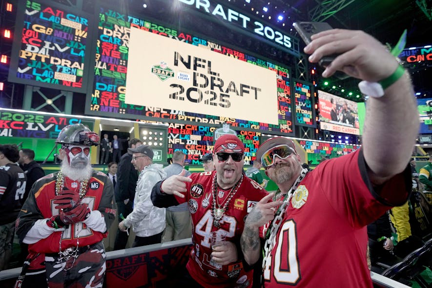 © Mark Hoffman / Milwaukee Journal Sentinel / USA TODAY NETWORK via Imagn Images emeka egbuka